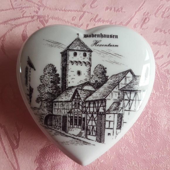 Heart shaped porcelain box - Picture 1 of 4